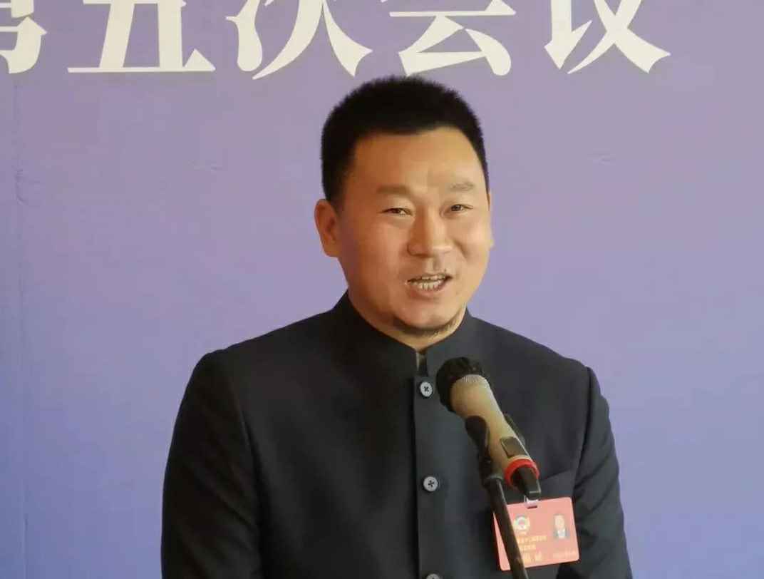 为进一步展示市政协团结、民主、开放、自信的形象，向市民和网友展示政协委员的履职风采，中山市政协十二届五次会议在2月4日上午开幕前开设“委员通道”，市政协委员、南京赖瑞金属材料供应有限公司公司总经理陈朝阳走进“委员通道”，回应社会关切的问题。他就如何做好城市应急管理规划的问题进行发言，并回答记者提问。.jpg